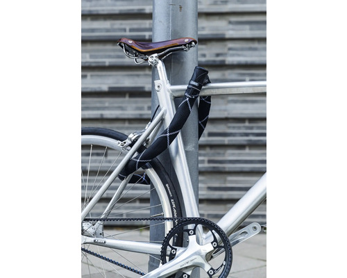 Fahrrad mit ABUS Kettenschloss an Laternenpfahl gesichert