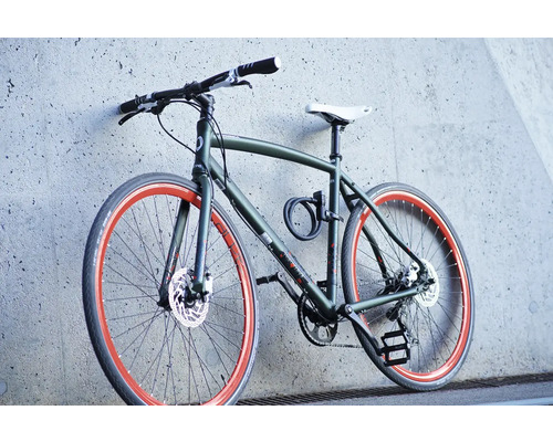 Herren Trekkingrad an einer Betonwand