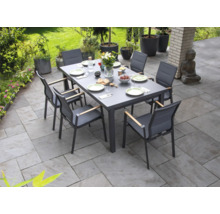 Gedeckter Gartentisch mit sechs Stühlen auf einer Terrasse