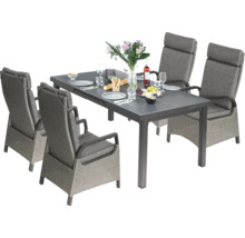 Esstischgruppe mit vier Rattansesseln und grauem Tisch mit Speisen und Getränken dekoriert.