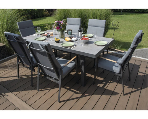 Gedeckter Gartentisch mit sechs Stühlen auf einer Holzterrasse