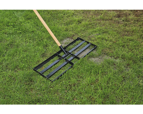 Rasenlüfter mit Holzstiel auf Rasen