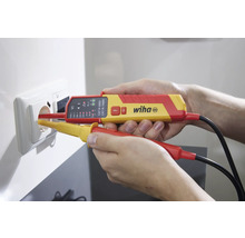 Wiha zweipoliger Spannungsprüfer im Einsatz an einer Steckdose