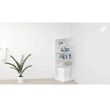 Weißes Eckregal mit Reinigungsmitteln, Wäsche und Mülleimer im Badezimmer.