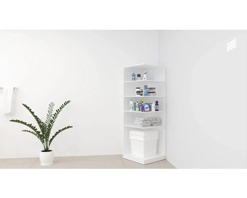 Weißes Eckregal mit Reinigungsmitteln, Wäsche und Mülleimer im Badezimmer.