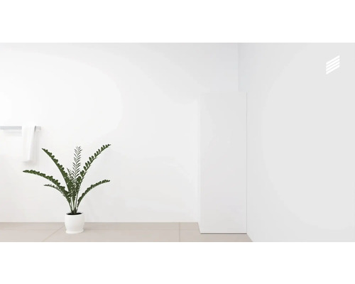 Helle Inneneinrichtung mit Zimmerpflanze, Handtuchhalter und Handtuch