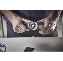 Eine Person hält einen Wolfcraft Fliesenschneider in den Händen.