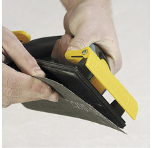 Handschleifer mit Schleifpapier im Einsatz