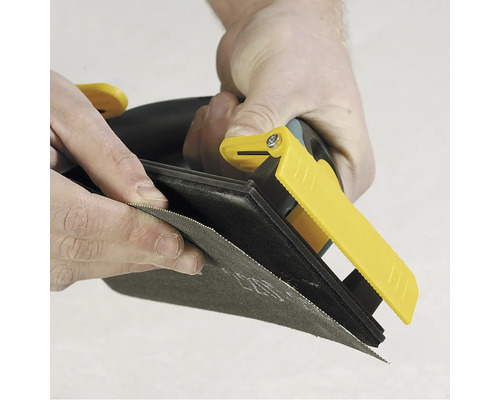 Handschleifer mit Schleifpapier im Einsatz