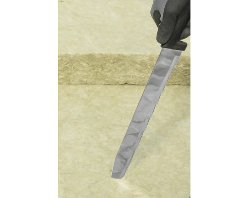 Schneiden von Dämmwolle mit einem Messer