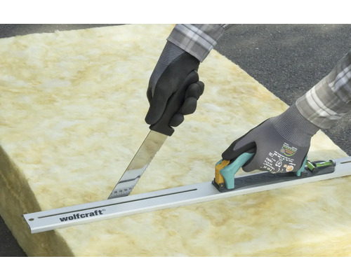 Zuschneiden von Dämmwolle mit Dämmstoffmesser und Schneidlehre