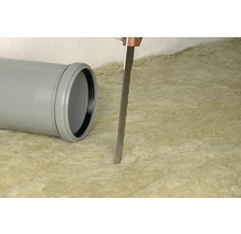 Graues Kunststoffrohr und eine Säge schneiden Dämmwolle.