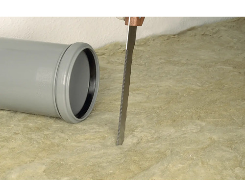 Graues Kunststoffrohr und eine Säge schneiden Dämmwolle.