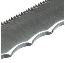 Nahaufnahme eines Metallsägeblatts mit gezackter Schneide