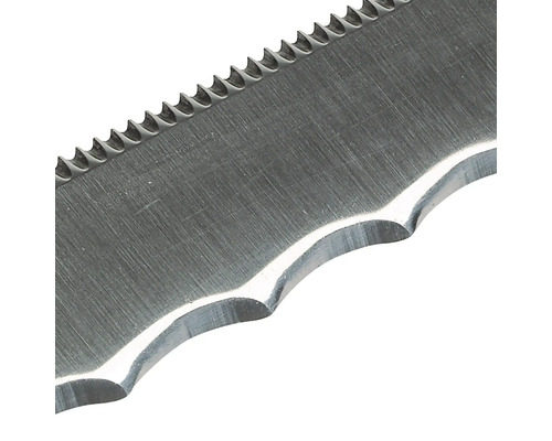 Nahaufnahme eines Metallsägeblatts mit gezackter Schneide