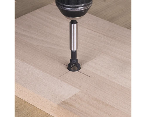 Forstnerbohrer im Einsatz in einem Holzstück