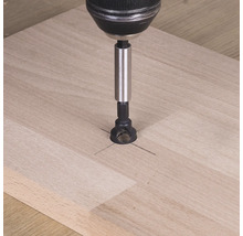 Forstnerbohrer im Einsatz an einem Holzbrett