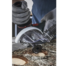 Fräse mit Absaugvorrichtung im Einsatz auf einem Holzstück