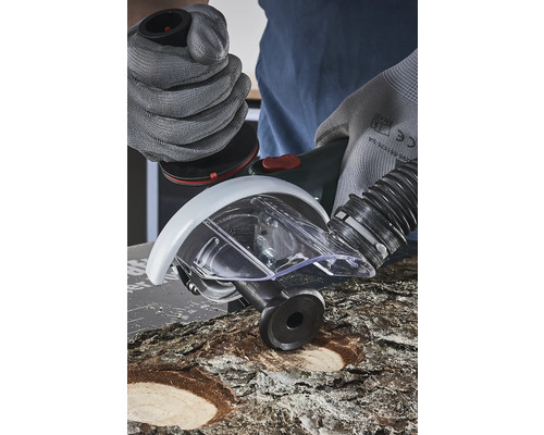 Fräse mit Absaugvorrichtung im Einsatz auf einem Holzstück