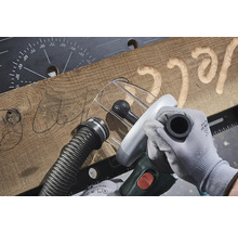 Holzbearbeitung mit einem Fräswerkzeug zum Erstellen eines Schriftzugs in einem Holzbrett