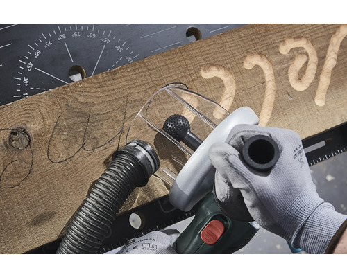 Holzbearbeitung mit einem Fräswerkzeug zum Erstellen eines Schriftzugs in einem Holzbrett