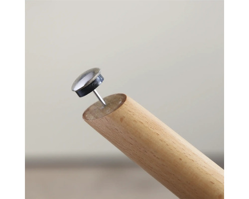 Möbelgleiter mit Nagel an einem Holzbein