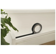 Eine Rolle schwarzes Antirutschband auf einer hellen Oberfläche