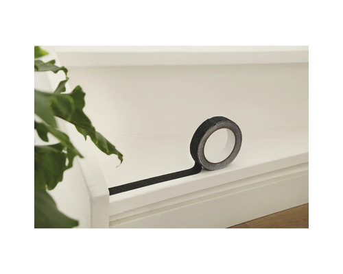 Eine Rolle schwarzes Antirutschband auf einer hellen Oberfläche