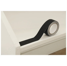 Rolle Antirutschband auf einer Treppenstufe