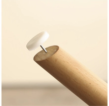 Möbelgleiter mit Nagel an einem Holzbein