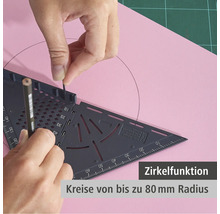 Person zeichnet mit einem Dreieck und Bleistift einen Kreis auf Papier