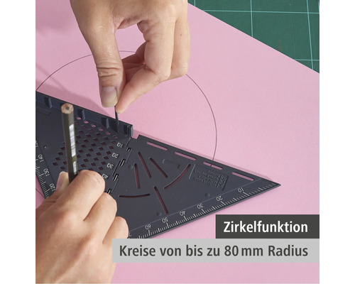 Person zeichnet mit einem Dreieck und Bleistift einen Kreis auf Papier