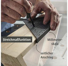 Eine Person verwendet einen Anreißwinkel, um eine Linie auf einem Holzstück zu markieren