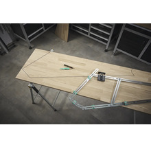 Werkbank mit Holzzuschnitt, Bleistift und Winkelübertrager