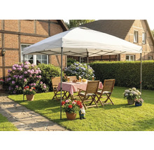 Gartenszene mit Pavillon, Gartentisch und Stühlen auf einer Rasenfläche vor einem Haus.