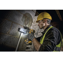 Handwerker bohrt mit Akkubohrmaschine in Mauerwerk