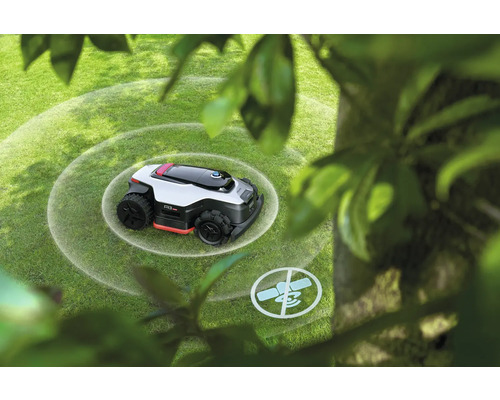 Rasenmähroboter auf Rasenfläche mit Symbol für Satellitenortung