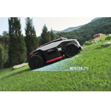 Rasenmähroboter auf einem Hügel mit einer Steigung von 80 Prozent