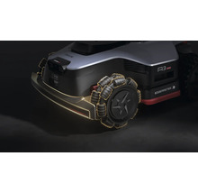 Detailansicht eines Mähroboters mit Fokus auf das Rad-Design