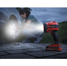 Einhell Akku-Strahler im Einsatz beim Reifenwechsel an einem Auto