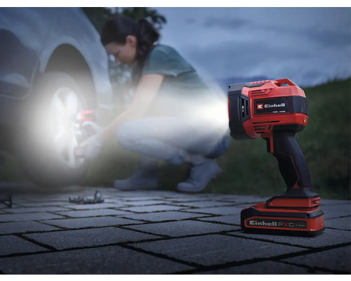 Einhell Akku-Strahler im Einsatz beim Reifenwechsel an einem Auto