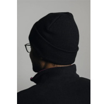 Person mit schwarzer Mütze und schwarzer Jacke von hinten