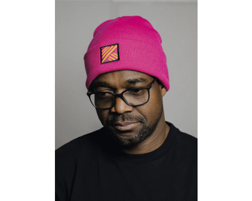 Mann mit Brille und Strickmütze