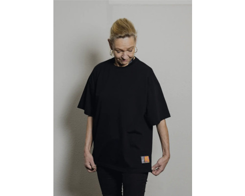 Frau trägt ein schwarzes T-Shirt mit einem DIY-Motiv