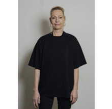 Frau trägt ein lässiges T-Shirt