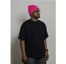 Mann mit schwarzem T-Shirt und rosa Mütze