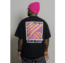 Person trägt schwarzes Hornbach T-Shirt mit Grafikdruck auf dem Rücken.