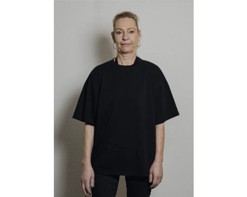 Frau mit T-Shirt