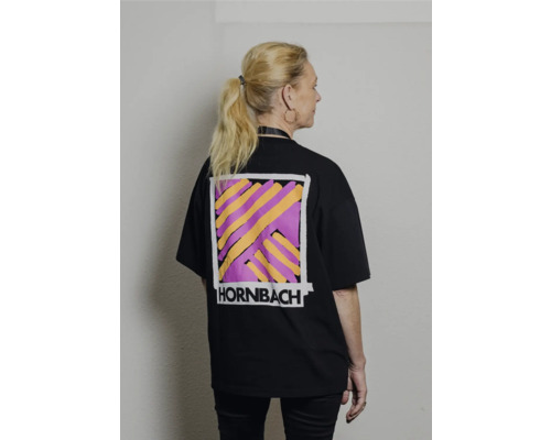 Schwarzes T-Shirt mit Hornbach-Logo und farbigem Muster
