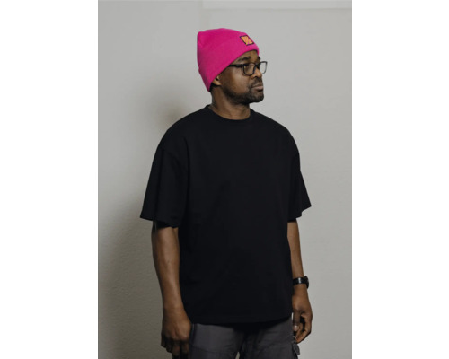 Mann mit Mütze, T-Shirt und Brille